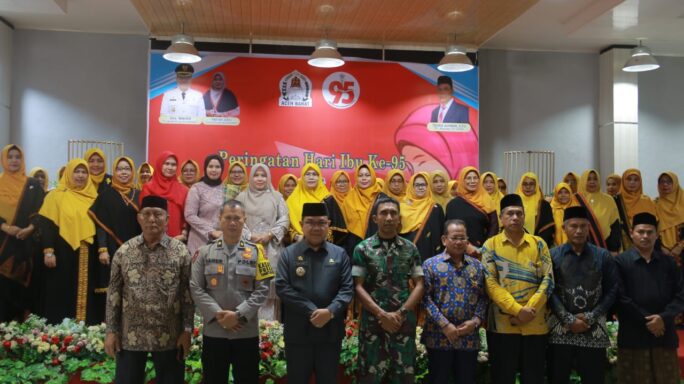 Dandim 0105/Abar Didampingi Ketua Persit KCK Cabang XXVIII Hadiri Acara Peringatan Hari Ibu Dan Pelantikan Pengurus GOW Aceh 