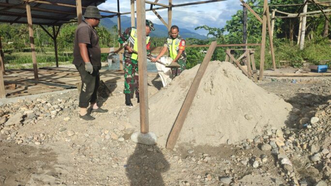 Ringankan Beban Warga Binaan Babinsa Bantu Ikut Bangun Rumah Warga