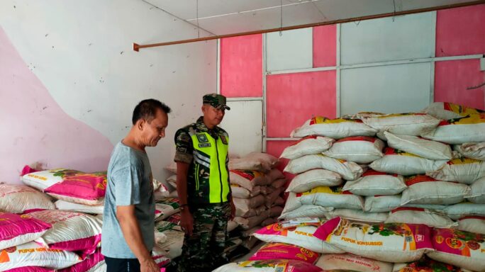 Babinsa Koramil 08/Rantau Cek Ketersediaan Pupuk Subsidi