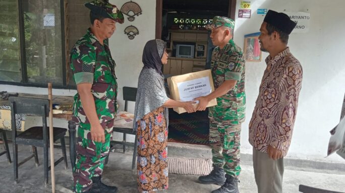 Jum’at Berkah, Danramil Sakti Terjun Langsung Berikan Bantuan kepada Warga Binaan