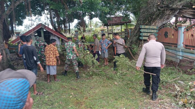 Peduli Tempat Ibadah: Babinsa Batee Giat Karbak Bersama Masyarakat Binaan