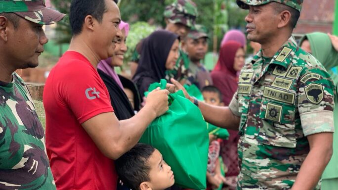 Dandim 0103/Aceh Utara Beri Bantuan Kepada Anggota Korban Banjir.