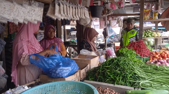 Babinsa Koramil 03/Seruway Cek Harga Sembako Pasar Tradisional