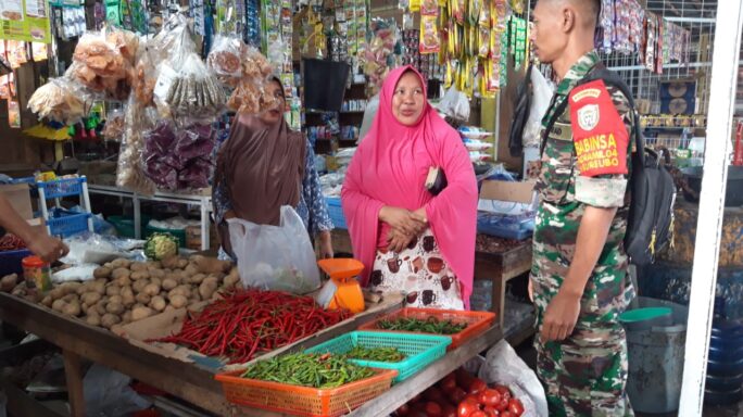 Menjelang Pergantian Tahun, Babinsa Koramil 04/MRB Pantau Harga Sembako Di Wilayah Binaan