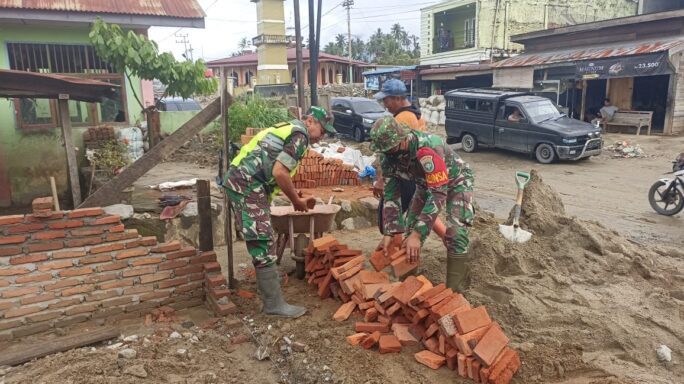 Babinsa Bantu Warga Binaan Bangun Rumah Pasca Banjir Lalu