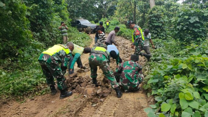 Danposramil Leuser Pimpin Gotong Royong Bersama Warga Timbun Jalan Rusak