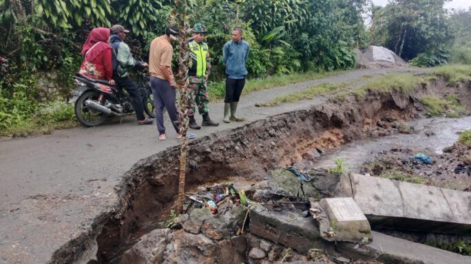 Akibat Curah Hujan Yang Tinggi, Babinsa Bersama Reje Tinjau Jalan Yang Amblas