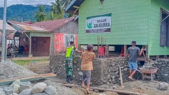 Babinsa Bersama Warga Gotong Royong Rehab Masjid An Nurra
