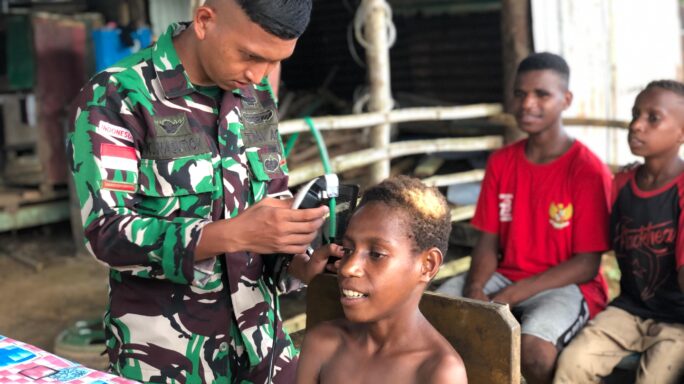 Terapkan Program Kampung Sehat Satgas Pamtas Statis RI-PNG Yonif 111/KB Beri Pelayananan Cukur Rambut Untuk Anak Pedalaman Papua Selatan.