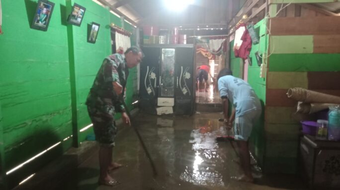 Babinsa Koramil 02/Bambel Bersama Warga Masyarakat Bersihkan Lumpur Pasca Banjir