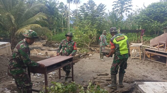 Kepedulian Babinsa Bantu Masyarakat Perbaiki Bangku Sekolah Yang Rusak Akibat Banjir
