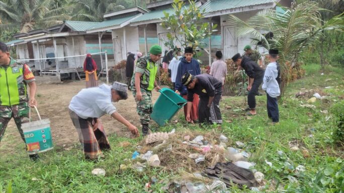 Babinsa Bersama Santri Kerja Bhakti Bersihkan Lingkungan Pesantren