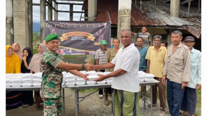 JUMAT BERKAH, PRAJURIT YONIF 117/KY BERBAGI MAKANAN DAN MEMBERIKAN PELAYANAN KESEHATAN