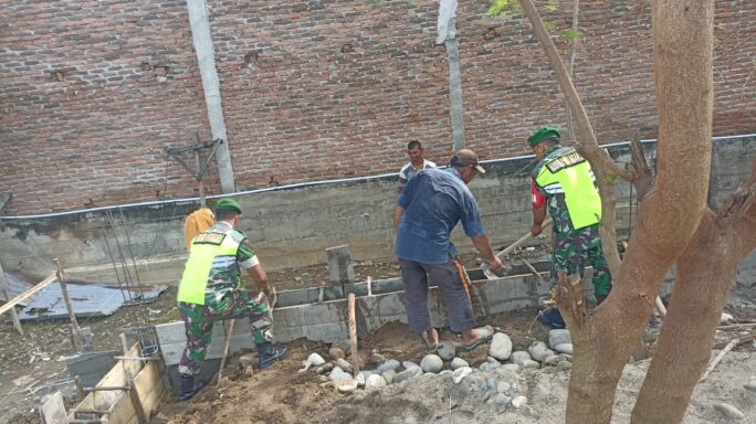 Pererat Silaturahmi Babinsa Bantu Warga Buat Pondasi Rumah