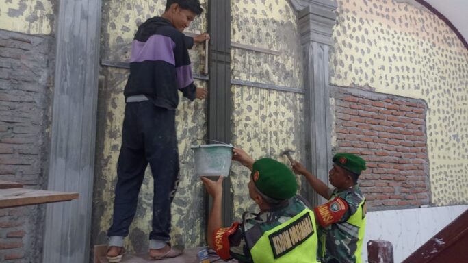 Demi Keindahan Gereja Babinsa Bantu Warga Buat Relif Gereja