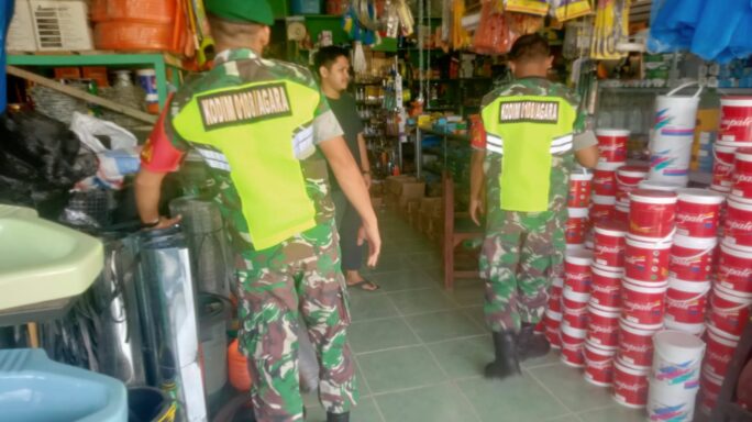 Babinsa Cek Harga Sembako Di Kios Desa Binaan