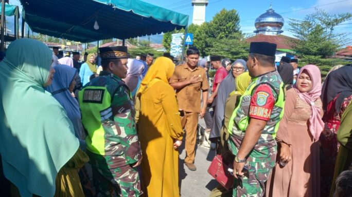 Turut Berduka Cita Babinsa Melayat Kerumah Duka Di Wilayah Binaan
