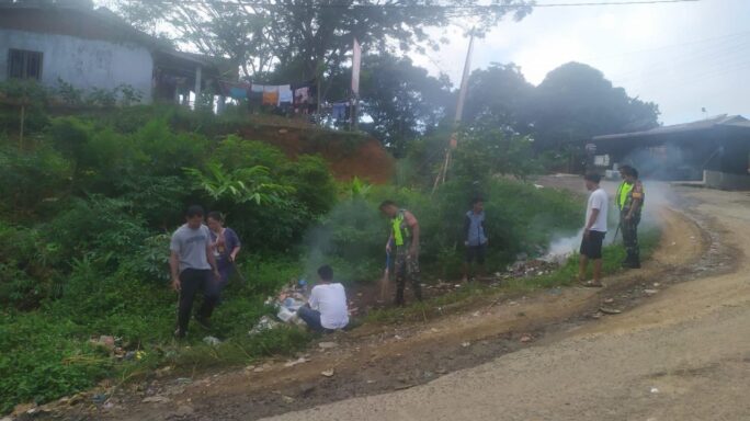 Babinsa Bersama Warga Gotong Royong Bersihkan Sampah