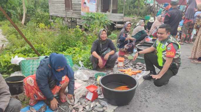 Pasca Nataru Babinsa Cek Harga Sembako di Pasar Tumpah Mingguan