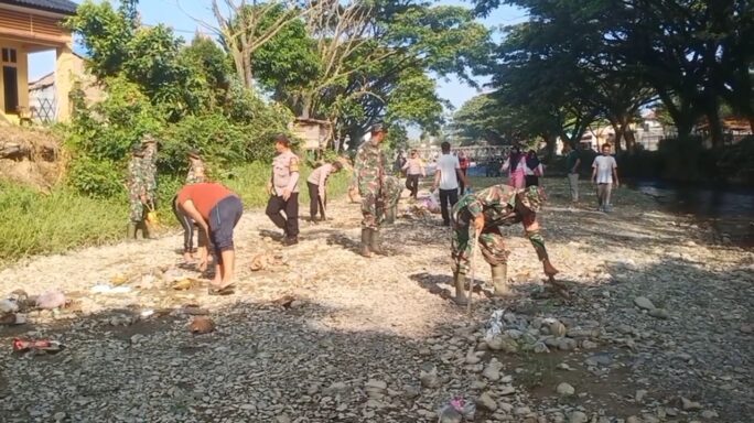 Kodim 0108/Agara Gelar Gotong Royong Masal Bersihkan Sungai Dari Sampah