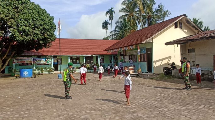 Babinsa Berikan Pembinaan Olahraga Terhadap Siswa sekolah Dasar Di Wilayah Binaan
