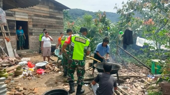 Babinsa Bantu Mitra Karib Persiapkan Acara Pernikahan Anaknya.