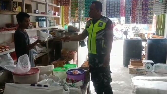 Komsos Babinsa Ke Toko Sembako, Cek Kestabilan Harga Dan Antisipasi Kelangkaan Bahan Pokok