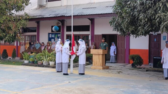 Danramil 02/Karang Baru Pimpin Upacara Bendera Di SMK Negeri 3 Karang Baru