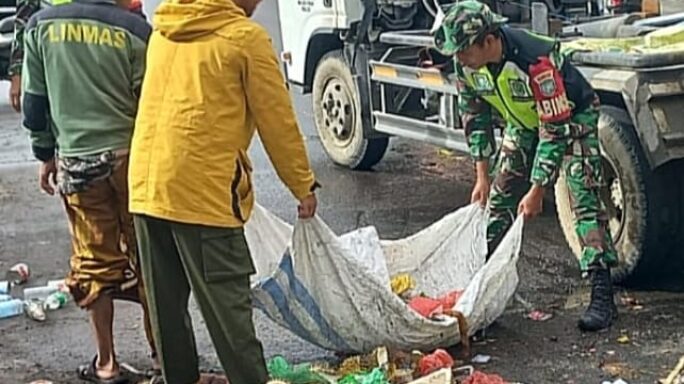 Proaktif, Babinsa Bantu Dinas Kebersihan Mengangkut Sampah