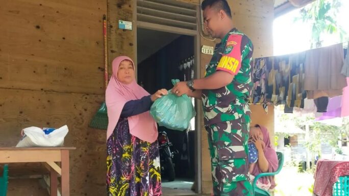 Bentuk Kepedulian Sosial, Babinsa Bagikan Beras Untuk Membantu Warga Kurang Mampu