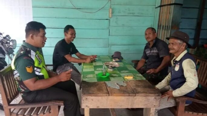 Babinsa Suro Makmur Komsos Bersama Tokoh Masyarakat untuk Pertahankan Kemanunggalan TNI-Rakyat