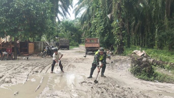 Babinsa Akrab dan Peduli: Serda Aris Rizal Bantu Warga Perbaiki Jalan, Masyarakat Desa Situbuh-tubuh Terharu