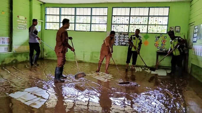 Pasca Banjir, Anggota Koramil Padang Tiji Bersama Guru dan Siswa Bersihkan Sekolah MIN 12 dari Lumpur