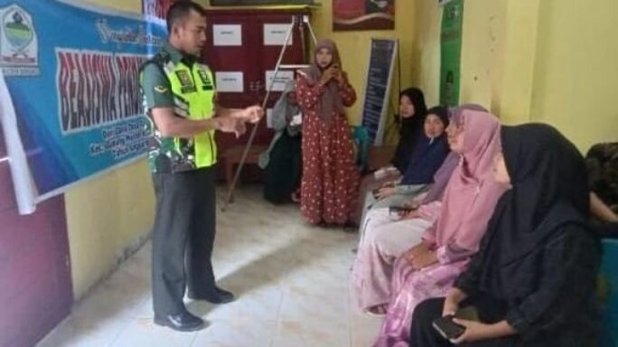 Serda Suparman dari Koramil 03/Gunung Meriah Menyertai Kader Posyandu dalam Upaya Peningkatan Kesehatan Masyarakat