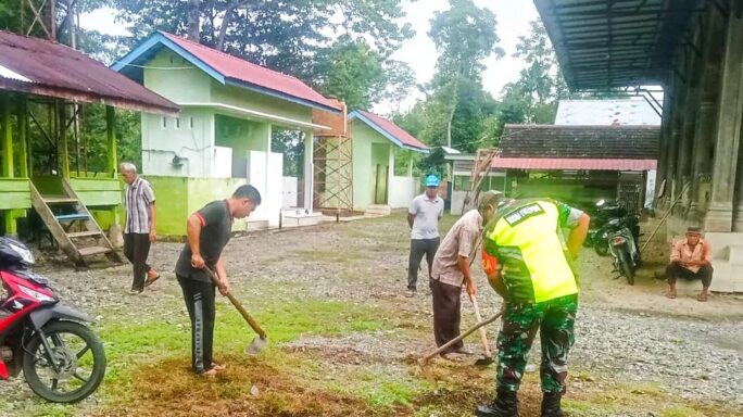Babinsa Sakti Bersama Warga Bersihkan Halaman Mushola di Lingkok