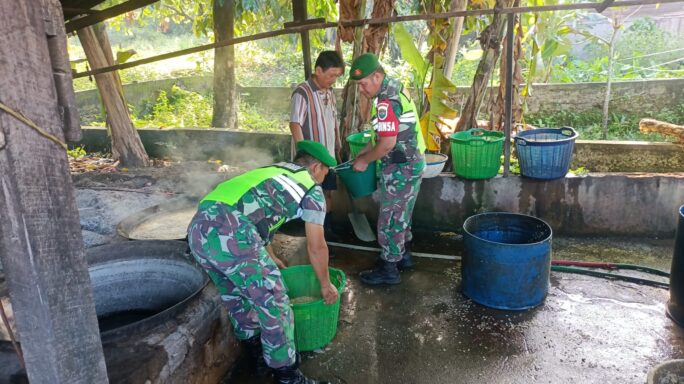 Beri Semangat Dan Motivasi Babinsa Sambangi Warga Pembuat Tempe