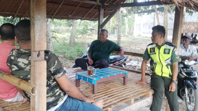 Babinsa Koramil 18/Tripa Membangun Komsos dengan Warga Desa Tumanah