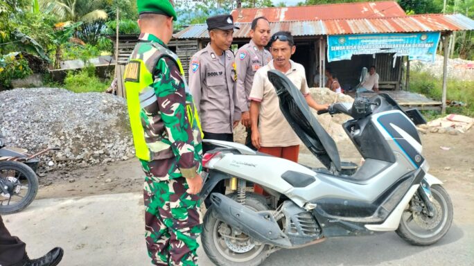 Babinsa Dan Bhabinkamtibmas Bantu Belikan Minyak Sepeda motor Warga yang Mogok Dijalan