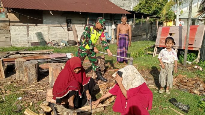 Dongkrak Perekonomian Warga Binaan, Sertu Eriska Bantu Bapak Nurdin Belah Kayu Bakar Untuk Dijual