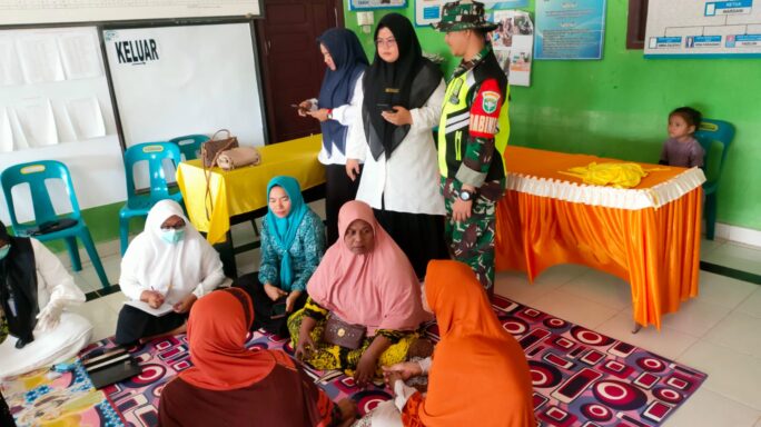 Peduli Kesehatan Warga, Babinsa Koramil 02/Samalanga Dampingi Posyandu Lansia