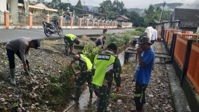 Anggota Koramil 17/Geumpang Bersama Bhabinkamtibmas Dan Masyarakat Geumpang Laksanakan Gotong Royong Bersama
