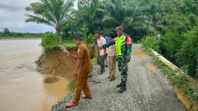 Babinsa Posramil Suka Makmue bersama Aparat Desa dan Masyarakat Cek Lokasi Erosi di Desa Macah