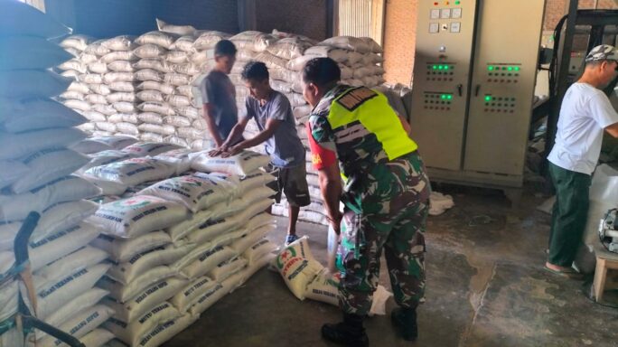 Jaga Ketahanan Pangan, Babinsa Cek Stok Beras Wilayah Binaan