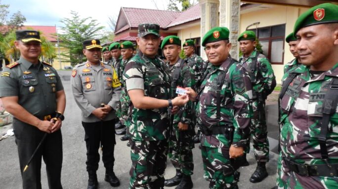 Danrem 011/LW Bagikan Langsung SIM Gratis Kapolres Aceh Tamiang Kepada 22 Orang Babinsa Yang Berprestasi