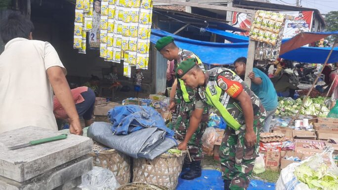 Jelang Pemilu Babinsa Cek Harga Sembako di Pasar
