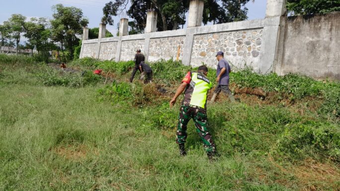 Semangat Gotong Royong, Babinsa Pidie Selalu Aktif Di Desa Binaan
