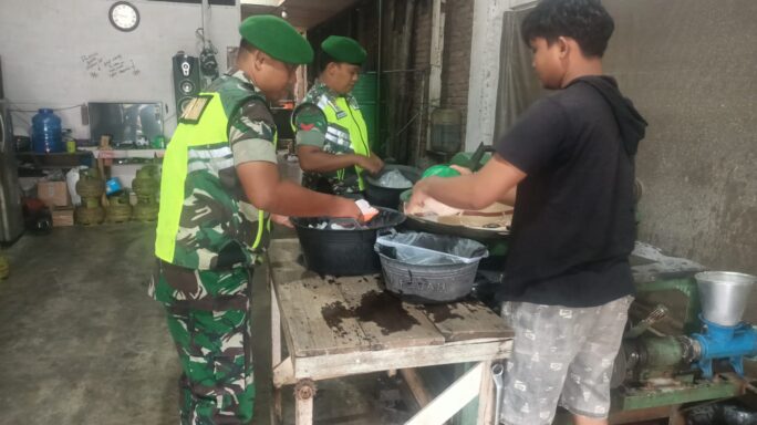 Sambangi UMKM Pembuat Bakso, Babinsa Himbau Keselamatan Kerja Dan Kebersihan