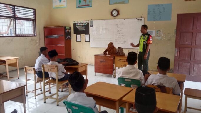 Koptu Ando Berikan Pembinaan Disiplin Kepada Siswa SMPN 1 Jeunieb