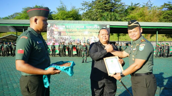Dandim 0117/Aceh Tamiang Berikan Penghargaan Kepada Prajurit Berprestasi