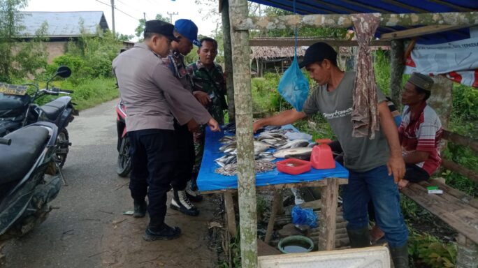 Pelaksanaan Program Sosialisasi Semangat Wirausaha oleh Babinsa dan Bhabinkamtibmas untuk Pedagang Ikan Pinggir Jalan